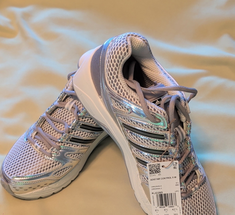 adidas Size 10 ADISTAR CONTROL 5 Women's  Sneakers in Silver And White